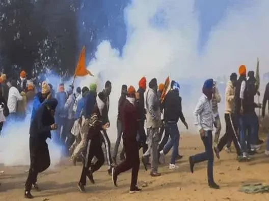 किसानो-पुलिस में टकराव, सड़कों पर प्रदर्शनकारियों के आंदोलन के चलते आम लोगों को भी परेशानियों का सामना करना पड़ा