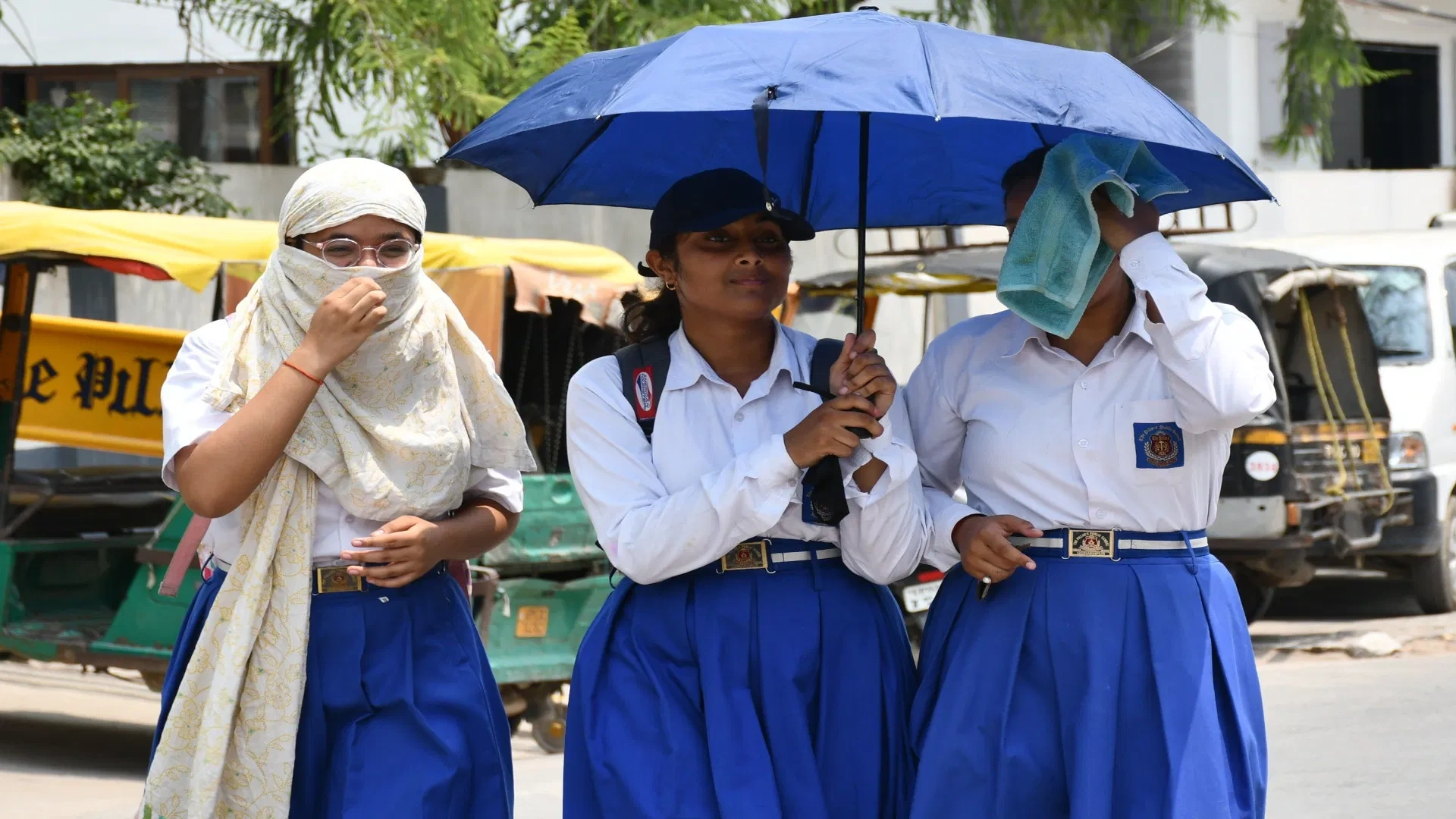 <img class="hot" src="img/hot.png" />“भीषण गर्मी को देखते हुए निजी स्कूलों का समय भी बदला”