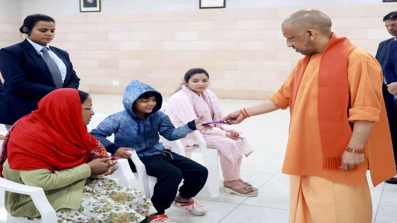 जनपद स्तर पर समस्याओं का निस्तारण सुनिश्चित करें अधिकारी: सीएम योगी