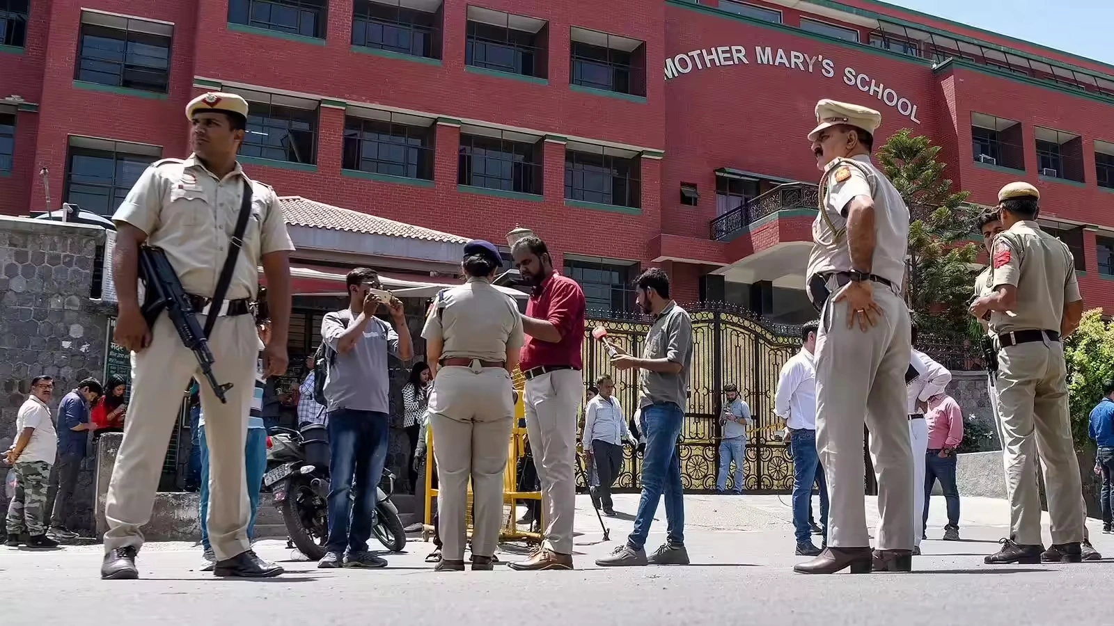 दिल्ली के चार स्कूलों को बम की धमकी, एक आर्मी तो एक सीआरपीएफ का स्कूल भी शामिल