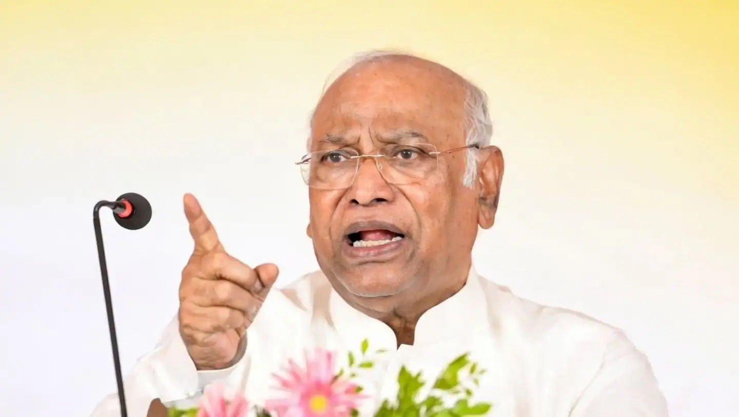 खड़गे का विवादित बयान, प्रधानमंत्री को ‘आतंकवादी ’ और AIADMK-BJP गठबंधन को बताया ‘खतरा’