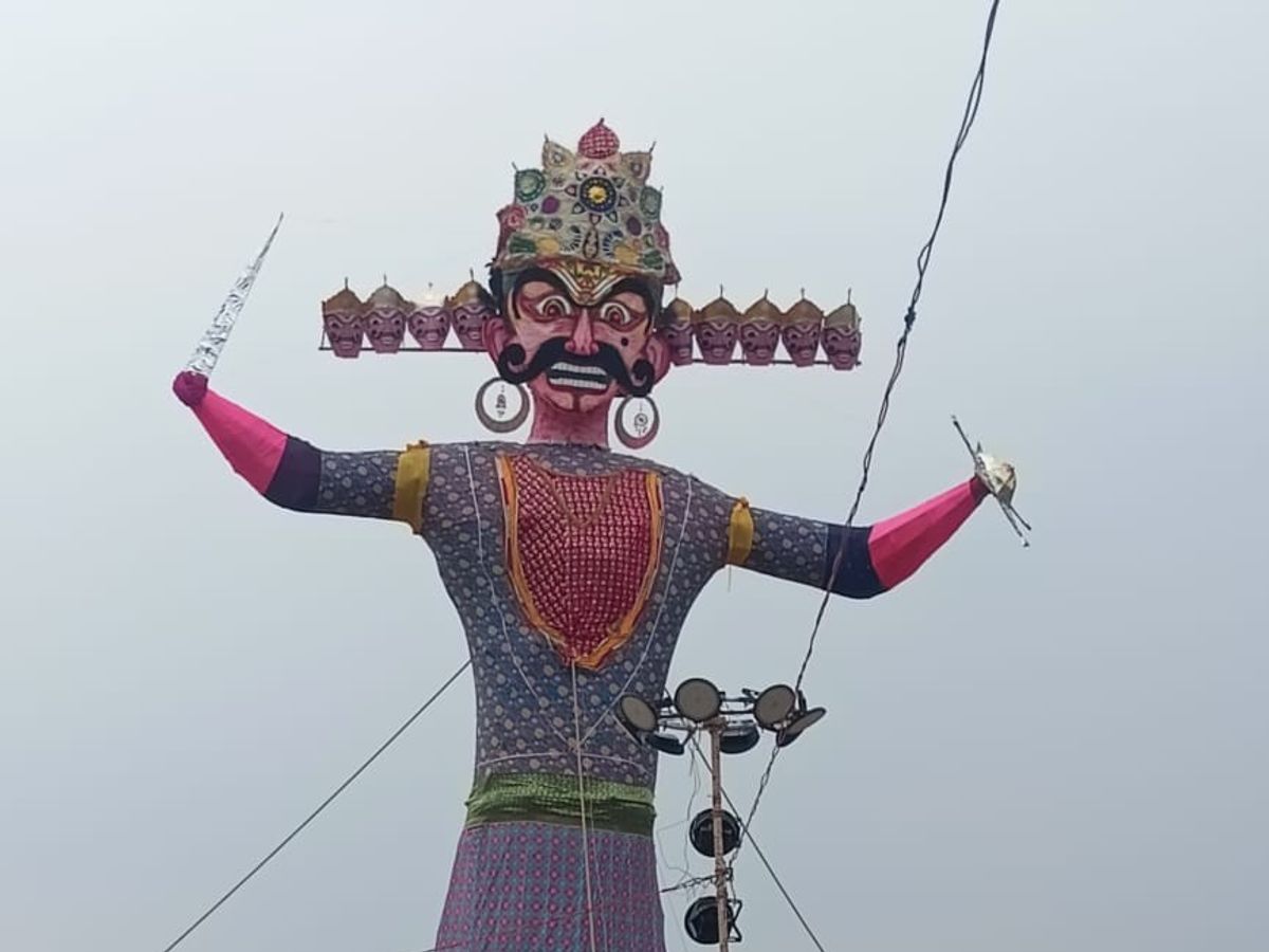 कसेरूखेड़ा दशहरा मेले में 80 फुट के रावण का दहन