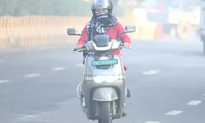 NCR में तेज हवाओं से हवा हुई साफ, AQI ऑरेंज और येलो जोन में पहुंचा