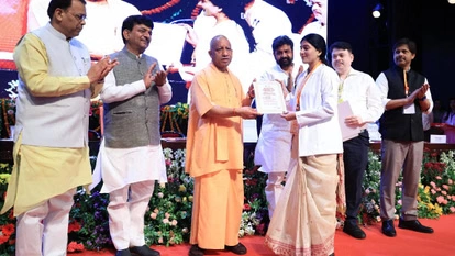 योग्य की जगह घूसखोर व्यक्ति व्यवस्थामें आ जाता है, तो पूरे सिस्टम को खोखला कर देता है