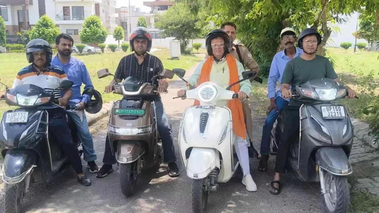इलैक्ट्रिक स्कूटी से कार्यालय पहुंचे भाजपा नेता विनीत अग्रवाल शारदा
