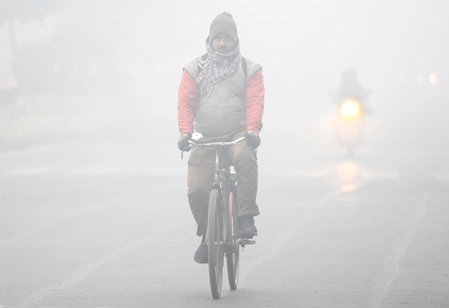 प्रदूषण और कड़ाके की ठंड की दोहरी मार, जहरीली हवा में सांस लेने को मजबूर लोग