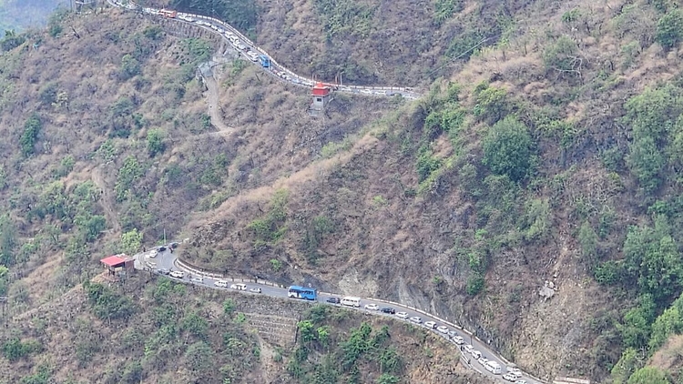 देहरादून मसूरी रोड पर ग्लोगी में भूस्खलन का क्षेत्र बढ़ा मरम्मत के बजट का आकार भी बढ़ गया