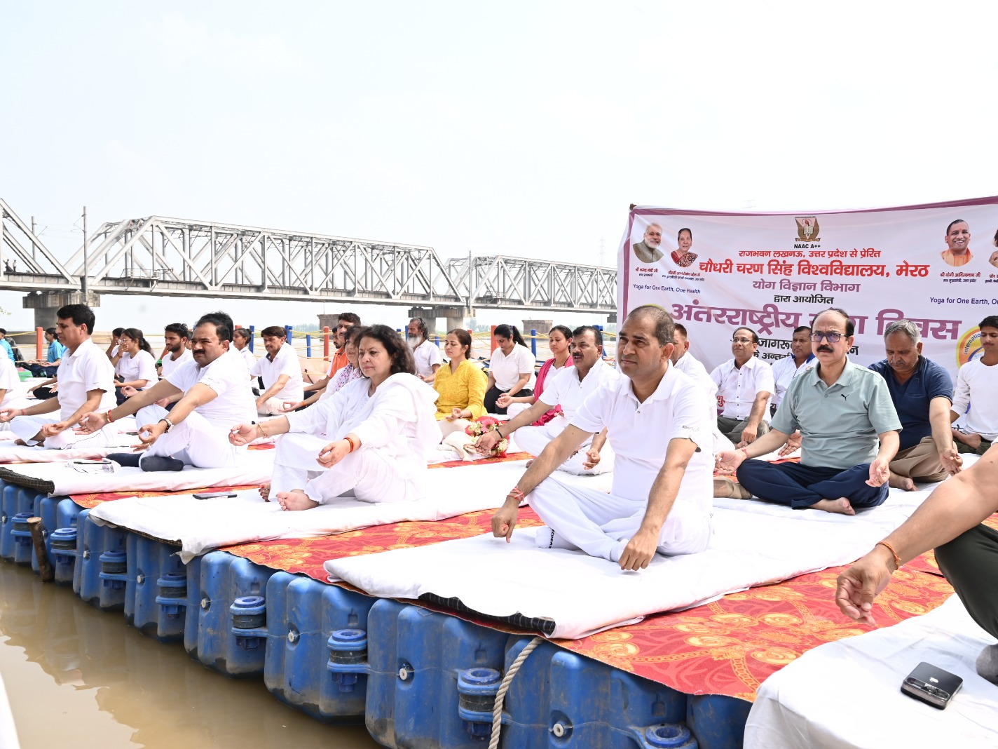 गंगा तट और नौका पर योग से ‘वन अर्थ, वन हेल्थ’ का सशक्त संदेश