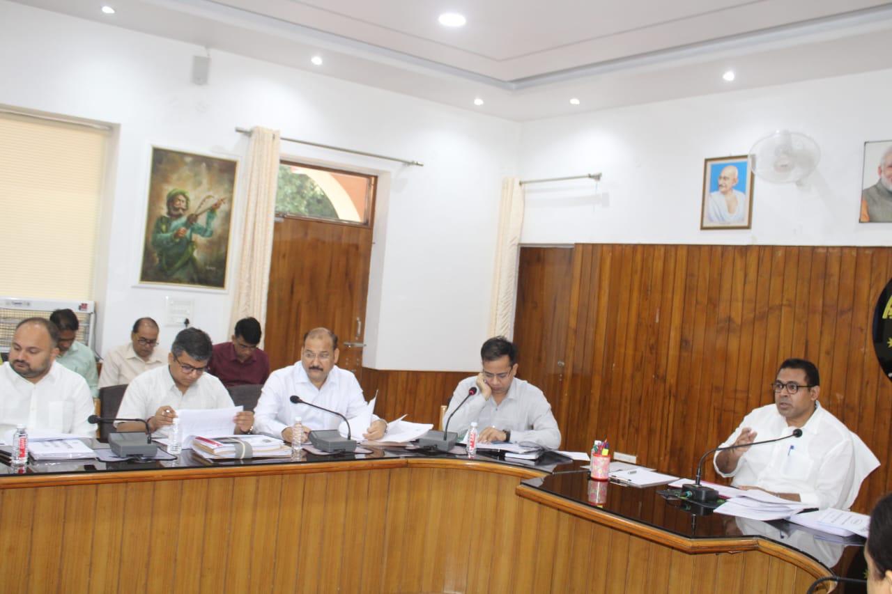 अवैध होर्डिंग्स के विरूद्ध न हो खानापूर्ति, नियमित चलाएं अभियान : हृषिकेश भास्कर यशोद