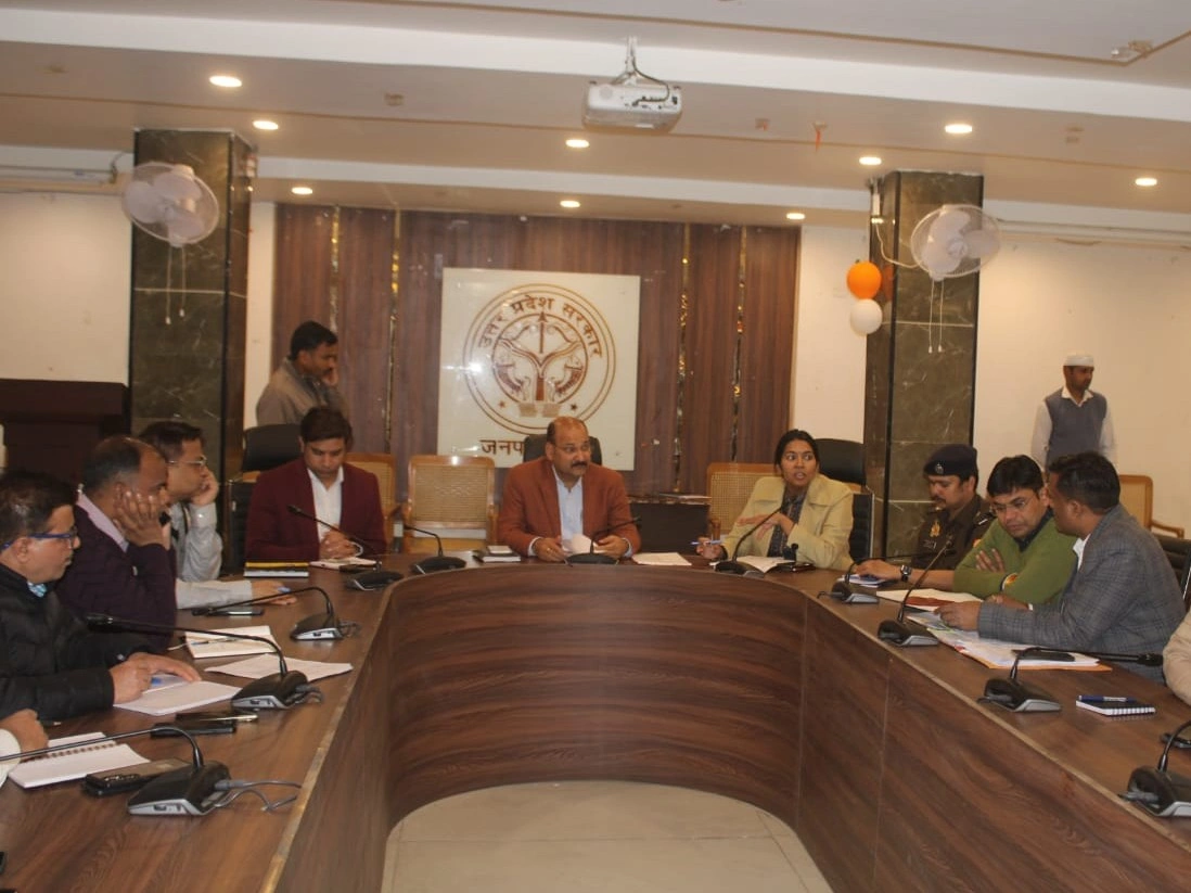 मेला नौचंदी की तैयारियों को लेकर डीएम ने अफसरों संग की बैठक