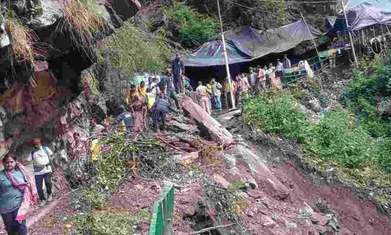 यमुनोत्री पैदल मार्ग पर दरका पहाड़, मलबे में दबे कई यात्री, बच्ची का शव बरामद