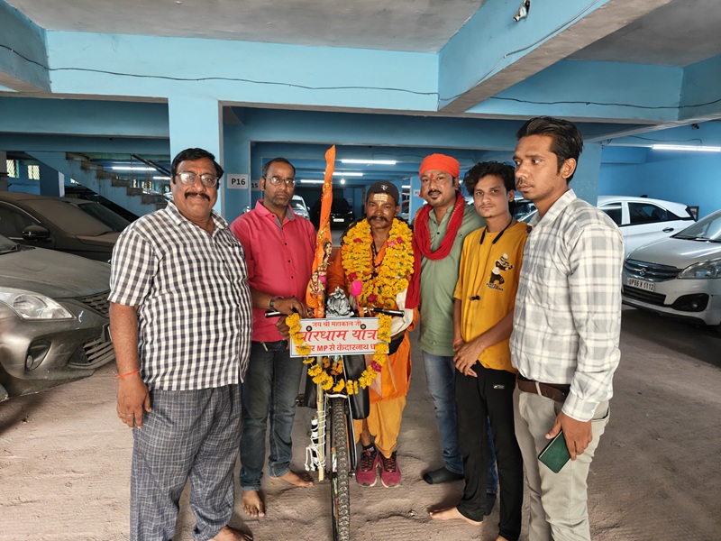 चारधाम यात्रा का जुनून : साइकिल से केदारनाथ के दर्शन को निकले ‘देवा’, विनीत बाबा ने किया सम्मान