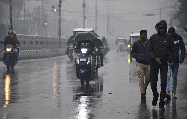 IMD Weather Update, Uttar Pradesh: कड़ाके की ठंड के बीच लखनऊ, आगरा में बरसेंगे बादल, जानें यूपी में अगले 48 घंटे कैसा रहेगा मौसम