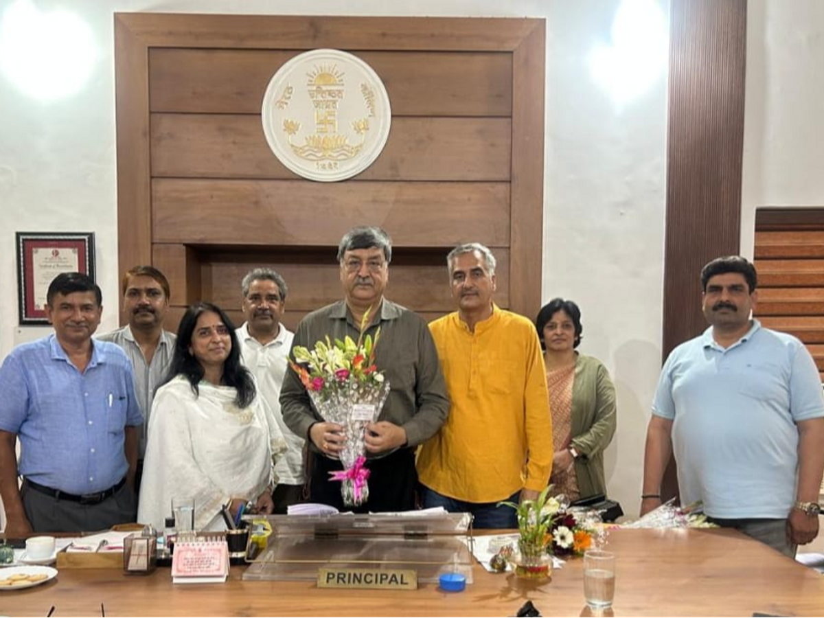 पांच मैचों की इंग्लैंड टेस्ट सीरीज के मैनेजर युद्धवीर सिंह इंग्लैंड रवाना