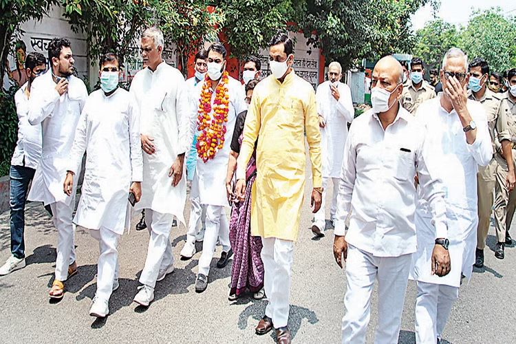 स्टारप्रचारक बनने परराज्यमंत्री सोमेंद्र तोमर का पगड़ी पहनाकरकिया स्वागत