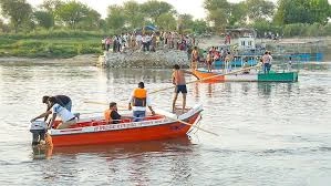 मथुरा: वृंदावन में यमुना नदी में पलटा स्टीमर, 10 श्रद्धालुओं की मौत, कई लापता