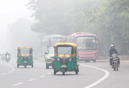 दिल्ली-NCR रेड जोन में; फिर बिगड़ी हवा, कोहरे और गलन से बढ़ीपरेशान